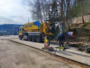 Camion aspirateur sur le chantier de terrassement par aspiration sur le circuit de Spa Francorchamps