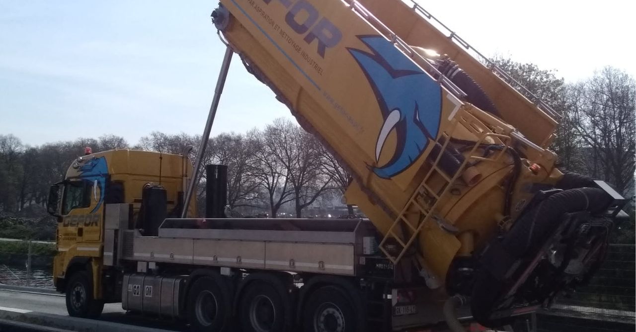 Chantier soufflage de graviers pou le tram à Liège