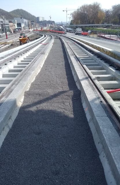 Soufflage de graviers sur les rails du tram à Liège