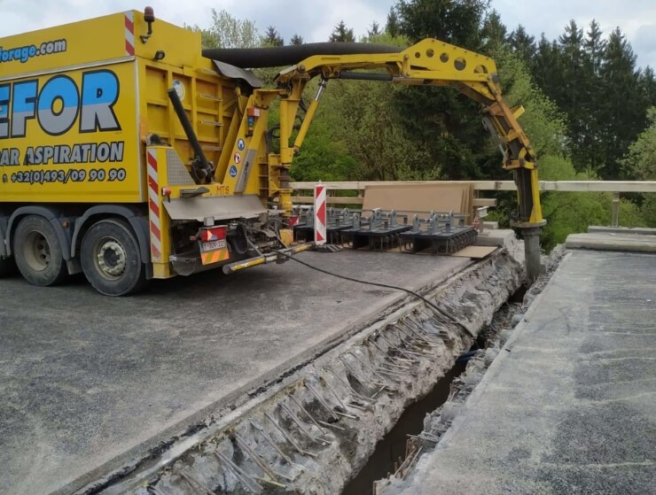 Travaux de génie civil sur un pont grâce au terrassement par aspiration